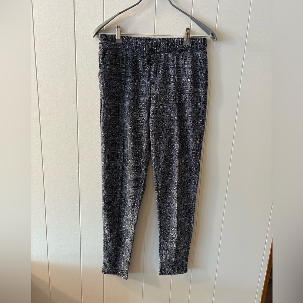 NWT Coco + Carmen Black White Capris Relaxed Fit leggings Womens S/M